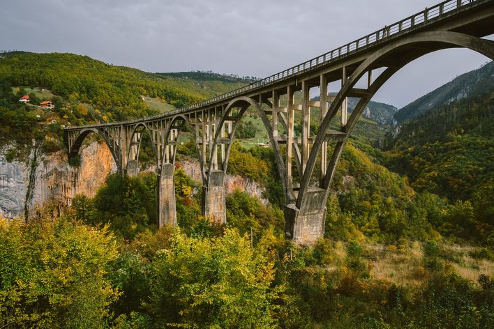 Brücke in Tara Schlucht in Montenegro