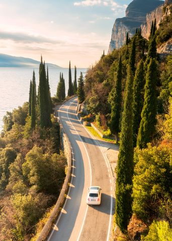 Auto fährt in der Toskana 