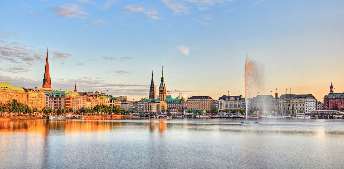 Skyline von Hamburg mit Alster