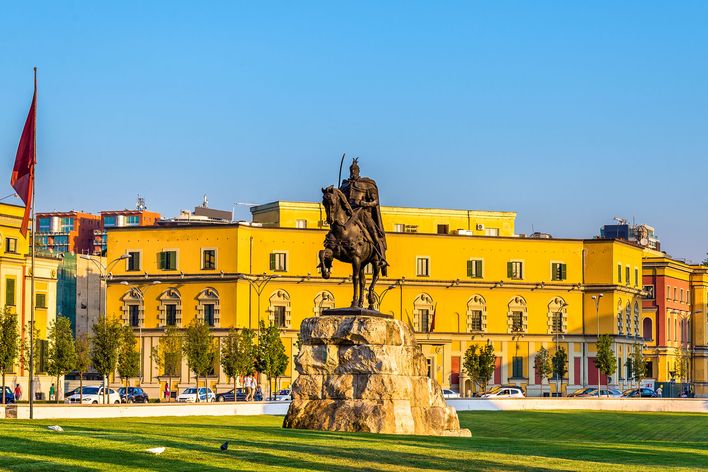 Blick auf den Skanderbeg-Platz in Tirana, Albanien