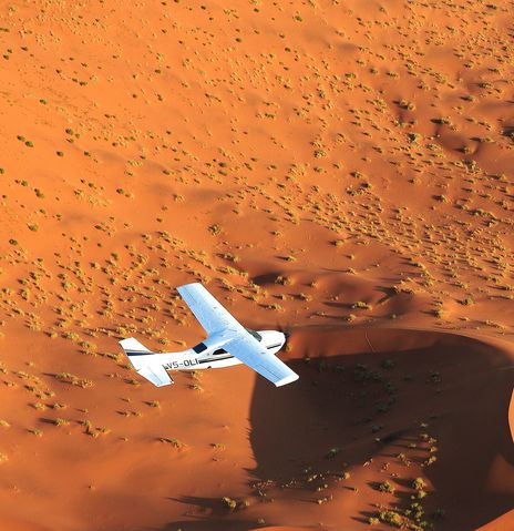 Flugzeug über Wüste in Namibia