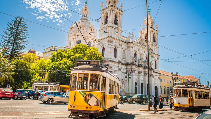 Typische Straßenbahnen in Lissabon in Portugal