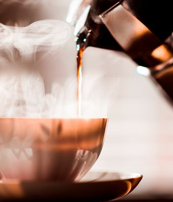 Traditionelle Kaffeezubereitung mit Espressokanne auf Sardinien