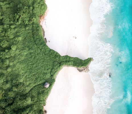 Luftaufnahme von Bwana Beach auf Sumba Island mit weißem Sandstrand, türkisfarbenem Meer