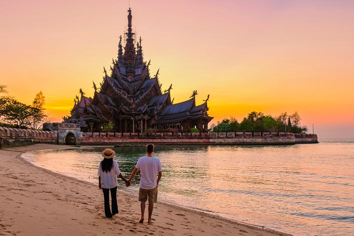 Paar vor Tempel in Pattaya