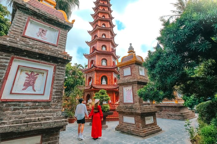 Ein Paar spaziert durch Hanoi