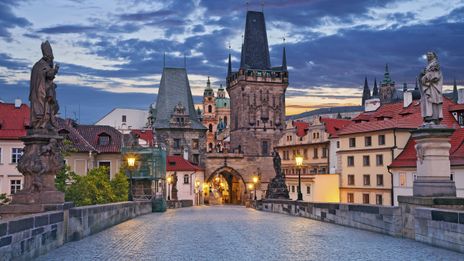 Brücke in Prag am Abend mit Lichtern