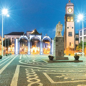 Abendstimmung in der Stadt Ponta Delgada auf Sao Miguel