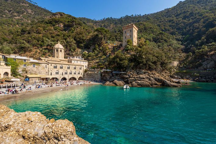 Bucht von San Fruttuoso mit Abtei und türkisfarbenem Wasser