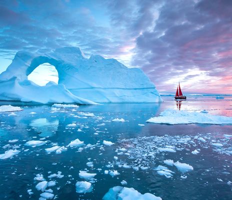 Eisberge und ein Schiff in Grönland