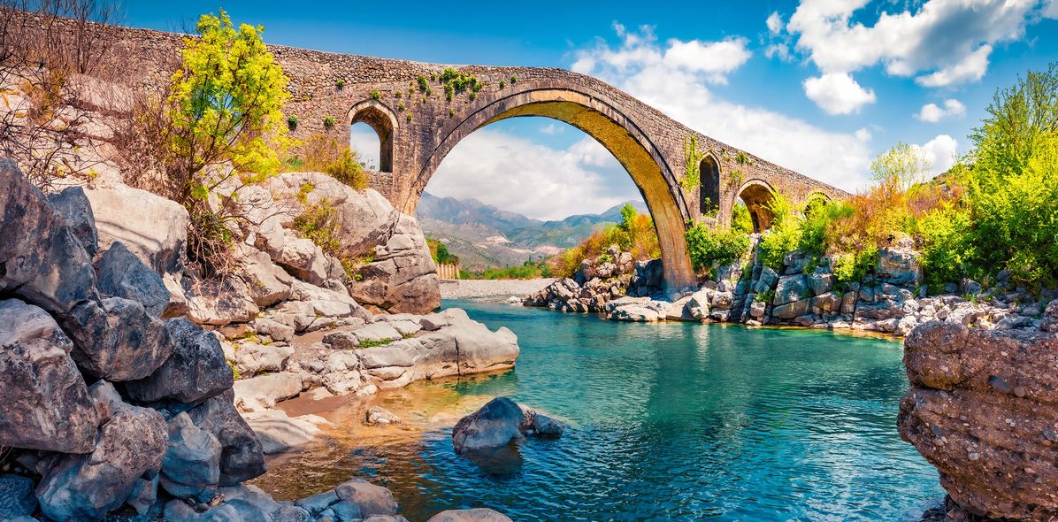 Der Shkodra-See in Nordwest-Albanien, umgeben von Bergen und Dörfern