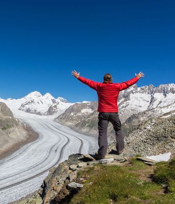 Ein Wanderer in den Wallis Bergen der Schweiz