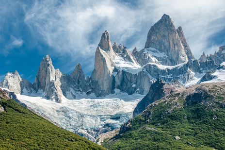 Gletschersee im Nationalpark Los Glaciares mit schneebedeckten Gipfeln im Hintergrund in Argentinien