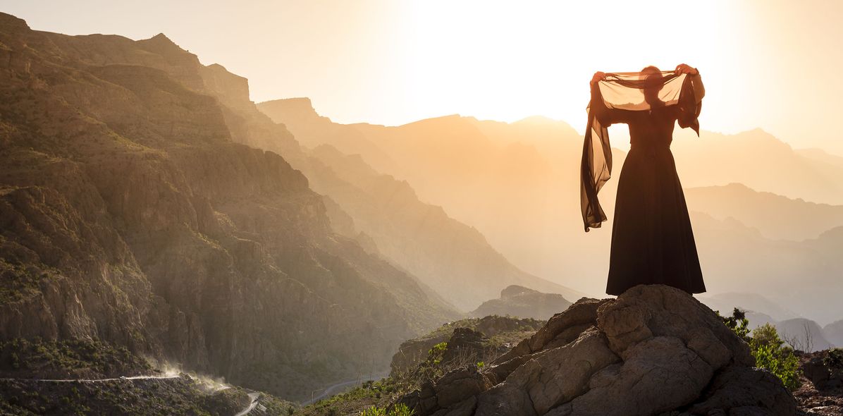 Frau auf Berg im Oman
