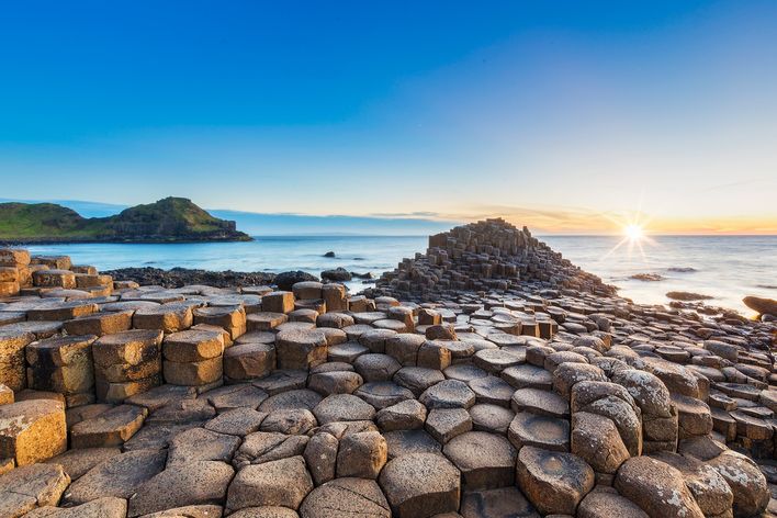Giant’s Causeway bei Sonnenuntergang 