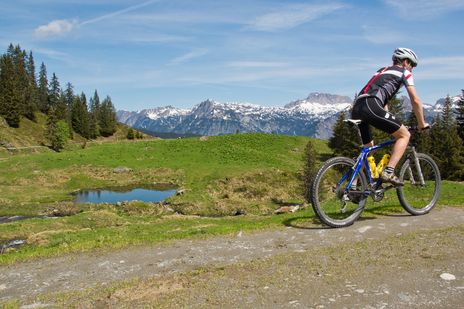 Mann fährt Mountainbike in der Schweiz