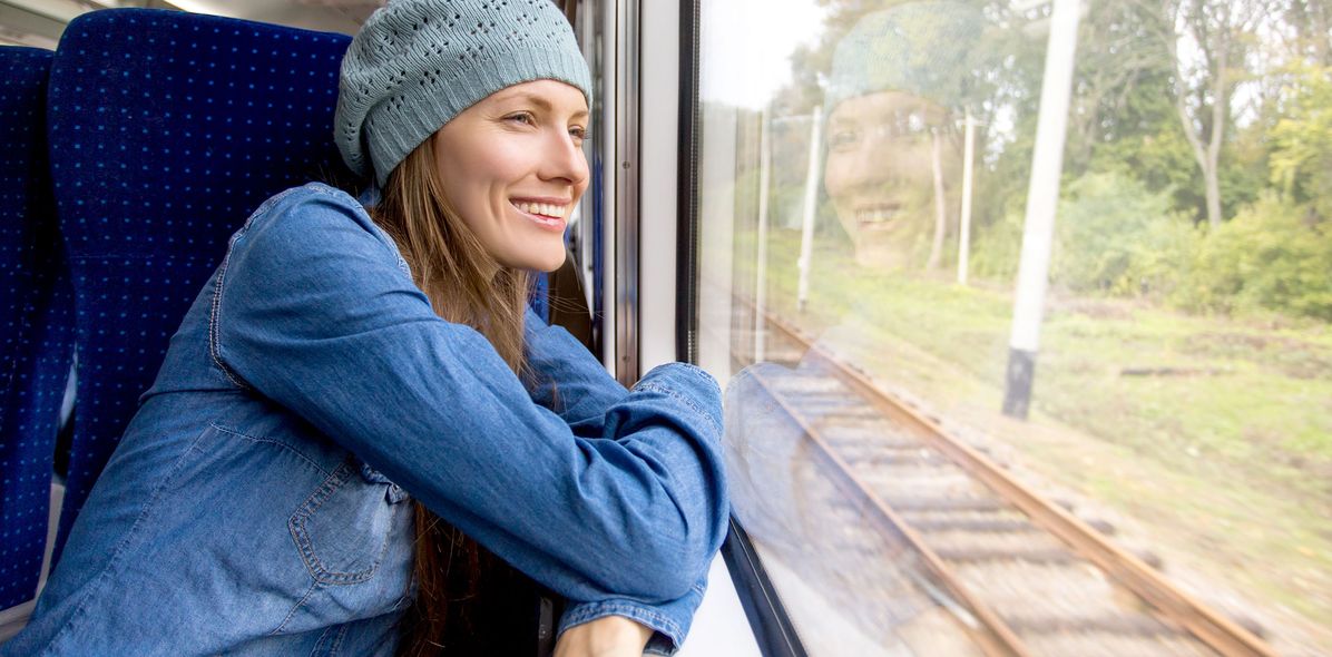 Frau sitzt im Zug