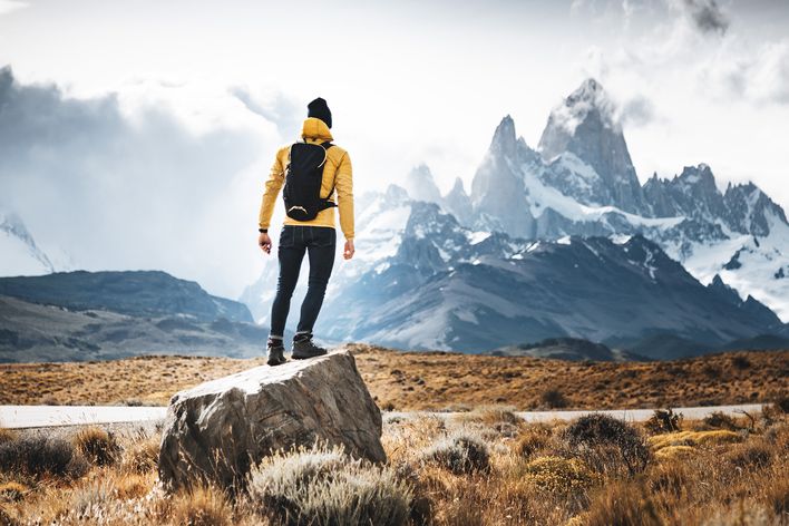 Wanderer auf stein in Patagonien