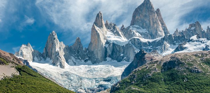 Gletschersee im Nationalpark Los Glaciares mit schneebedeckten Gipfeln im Hintergrund in Argentinien