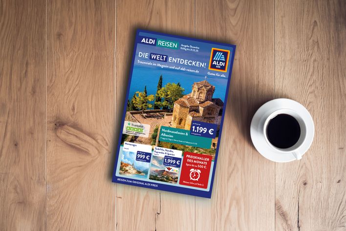 ALDI-Reisemagazin Titelblätter der Ausgabe Süd Dezember 2025 auf Holztisch liegend