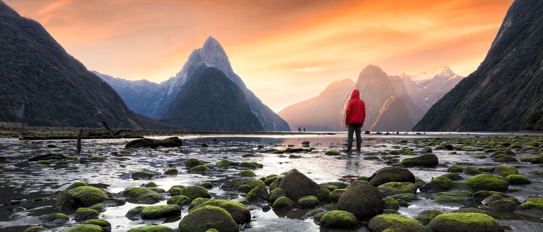 Ein Mann im Milford Sound, Neuseeland