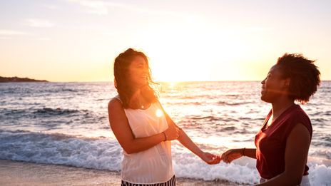 Frauen am Strand von Korsika