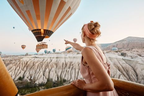 Frau im Heißluftballon in Kappadokien