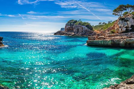 Glitzernde Bucht auf Mallorca