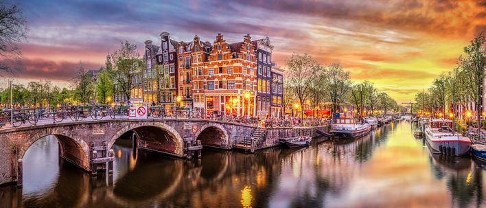 Abendstimmung an einer Gracht mit historischen Häusern in Amsterdam