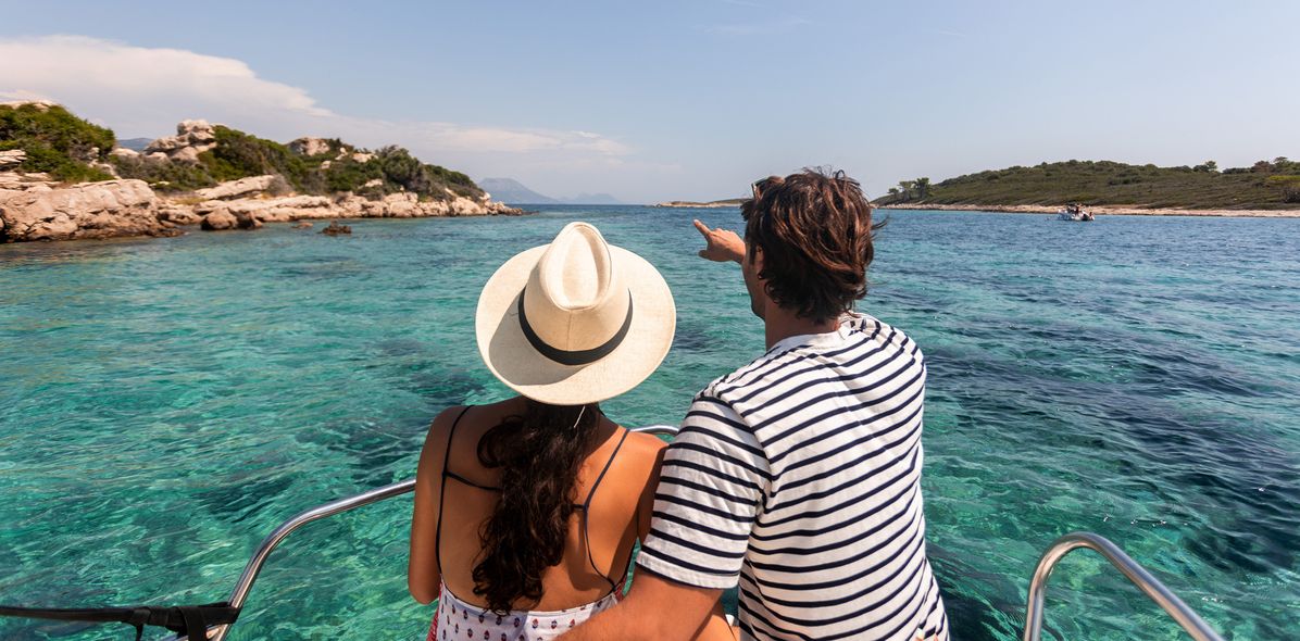 Paar genießt den Ausblick auf einem Boot in Kroatien