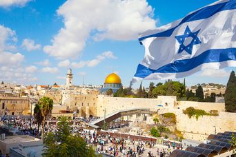 Der Felsendom in Jerusalem mit wehender Israel-Flagge