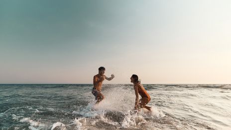 Paar hat Spaß im Meer