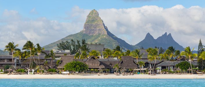 Blick auf den langen Sandstrand von Flic en Flac mit charakteristischem Berg im Hintergrund, Mauritius