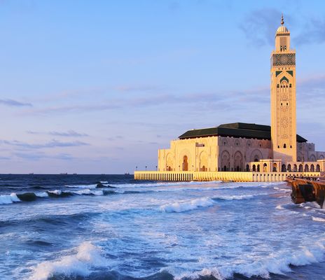 Küste von Casablanca mit Moschee am Meer