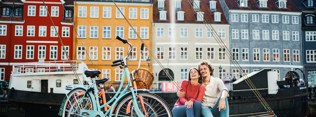Paar mit Fahrrädern in Kopenhagen