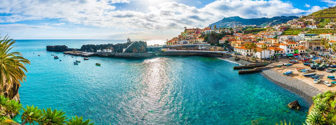 Blick auf den Küstenort Camara de Lobos auf Madeira