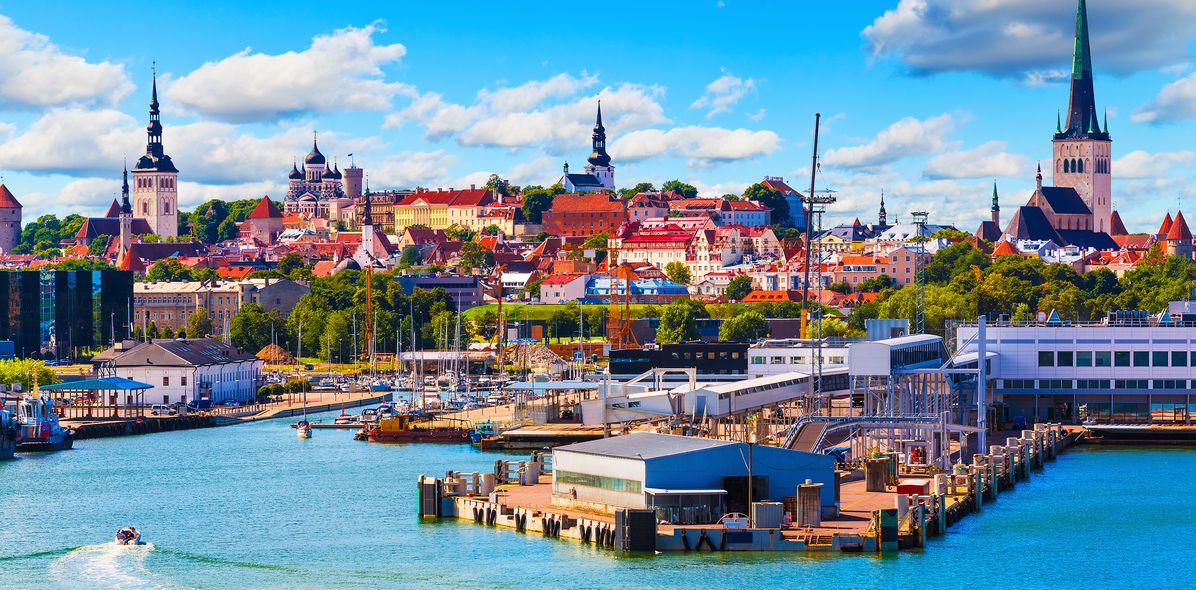 Panoramabild vom Meer aus auf den Hafen von Tallin in Estland
