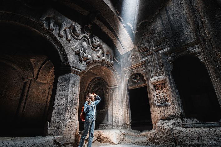 Frau im Felsenkloster Geghard in Armenien
