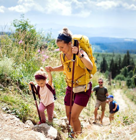 Familie beim Aktivurlaub in den Bergen 