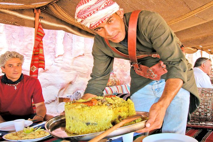 Mann serviert Essen in Jordanien