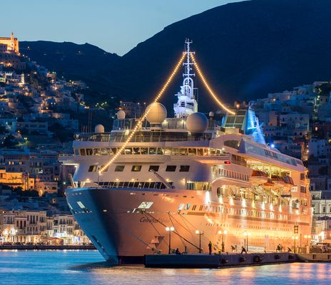 Celestyal Nefeli am Hafen bei Nacht