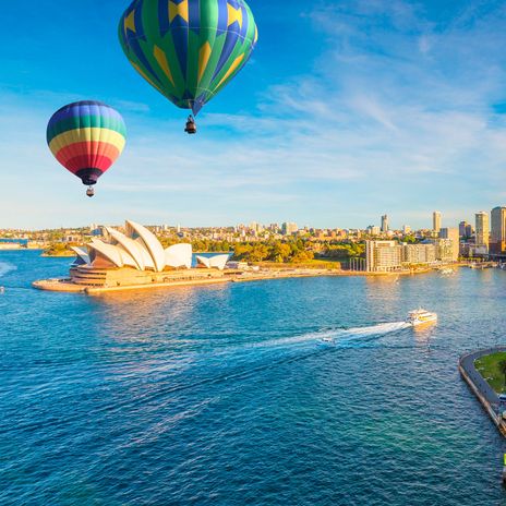 Heißluftballons fliegen über Sydney