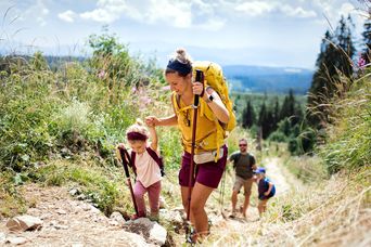 Familie beim Wandern in den Bergen