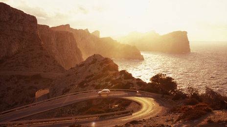 Auto auf einer Straße auf Mallorca