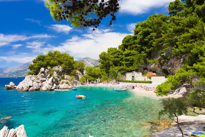 Menschen liegen am Strand von Punta Rata in Brela, Kroatien