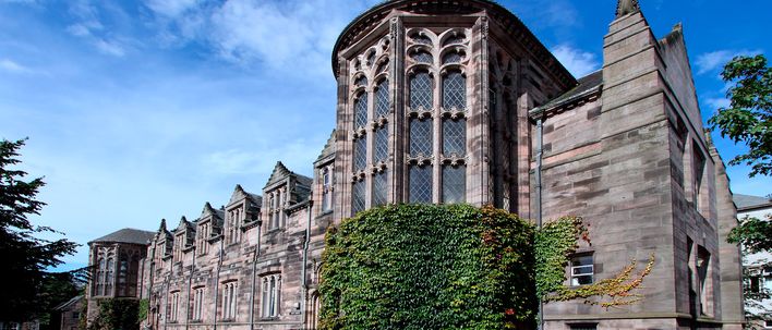 Straßenansicht in Aberdeen mit Granitgebäuden und historischer Architektur