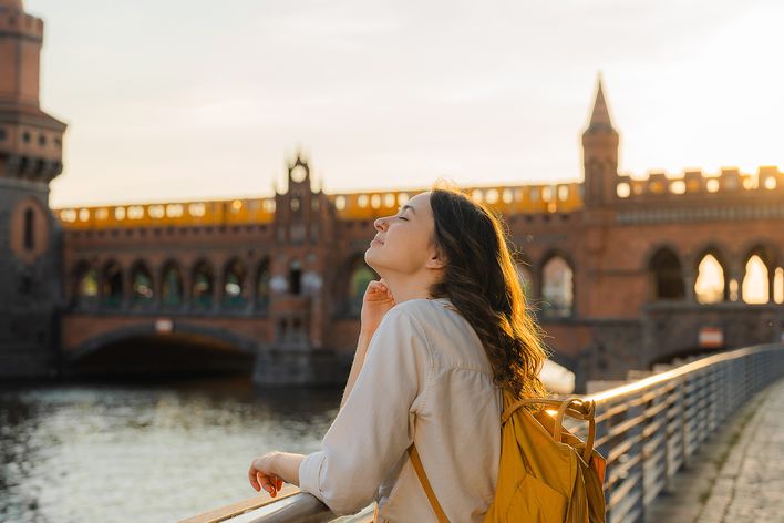 Reiseführer, Deutschland, Berlin, Oberbaumbrücke, Frau, Spree