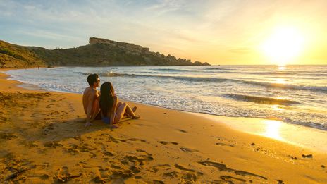 Paar am Strand auf Malta