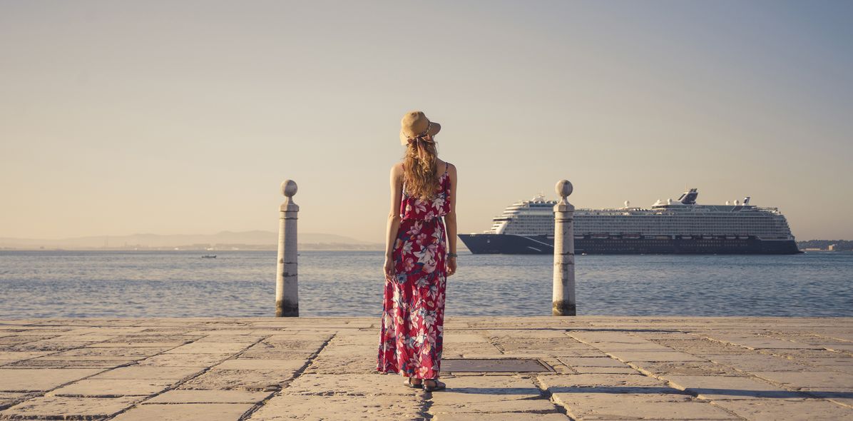 Kreuzfahrtschiff beim Sonnenuntergang