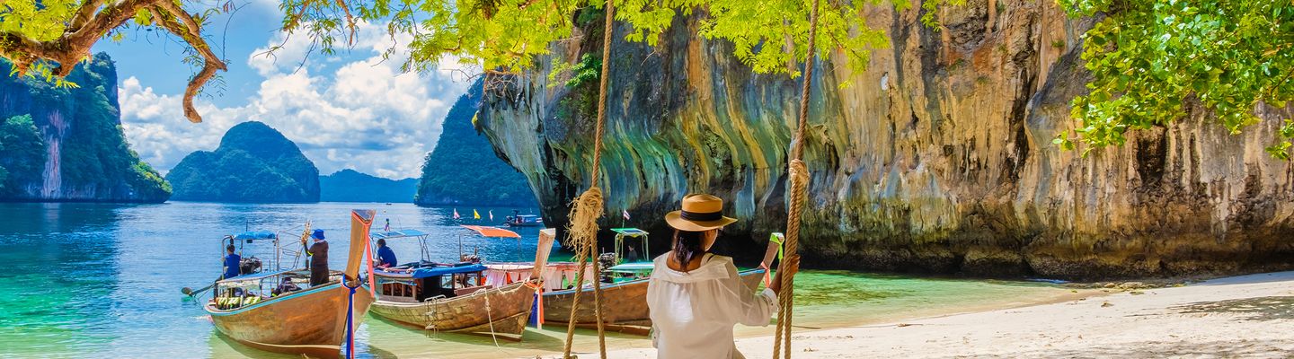 Frau schaukelt am Strand von Thailand